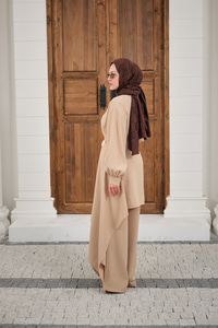 Bronş Detay Çıkarılabilir Pelerinli Takım Krem