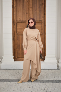 Bronş Detay Çıkarılabilir Pelerinli Takım Krem