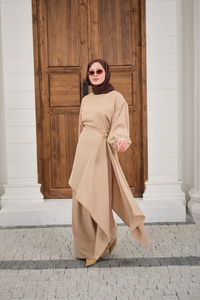 Bronş Detay Çıkarılabilir Pelerinli Takım Krem