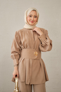 Broş Detay Gizli Düğmeli Takım Vizon