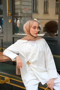 Broş Detay Poplin Gömlek Beyaz