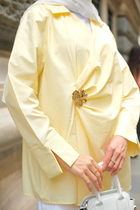 Broş Detay Poplin Gömlek Sarı