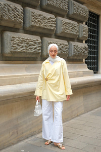 Broş Detay Poplin Gömlek Sarı