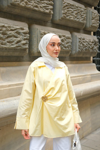 Broş Detay Poplin Gömlek Sarı