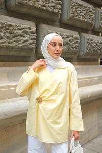 Broş Detay Poplin Gömlek Sarı