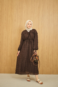 Büzgü Detay Bağcıklı Elbise Kahverengi