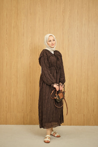 Büzgü Detay Bağcıklı Elbise Kahverengi