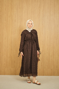 Büzgü Detay Bağcıklı Elbise Kahverengi