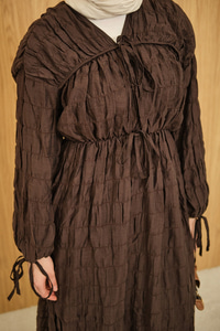 Büzgü Detay Bağcıklı Elbise Kahverengi