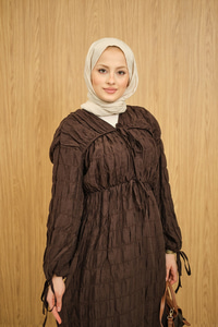 Büzgü Detay Bağcıklı Elbise Kahverengi