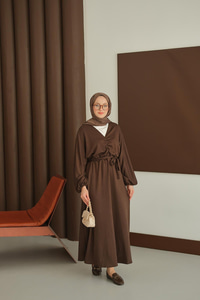 Büzgü Detay Elbise Kahverengi