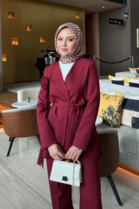 Çicek Aksesuarlı Takım Bordo