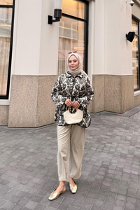 Çiçek Desen Kapitone Ceket Siyah