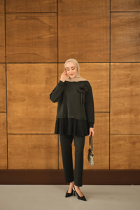 Çiçek Detay Piliseli Takım Siyah