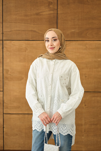 Çiçek Taş İşleme Detay Brode Ve İnci Detaylı Gömlek Beyaz