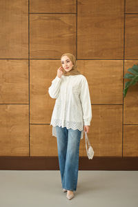 Çiçek Taş İşleme Detay Brode Ve İnci Detaylı Gömlek Beyaz