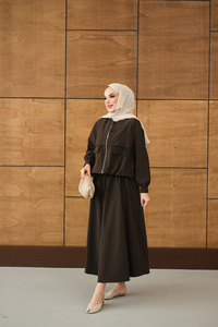 Çift Cep Görünümlü Fermuarlı Etekli Takım Kahverengi