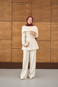 Çıkarılabilir Pelerin Detaylı Takım Krem