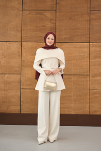 Çıkarılabilir Pelerin Detaylı Takım Krem