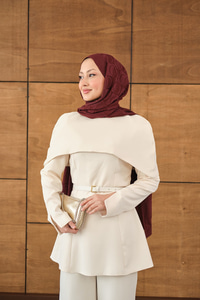 Çıkarılabilir Pelerin Detaylı Takım Krem