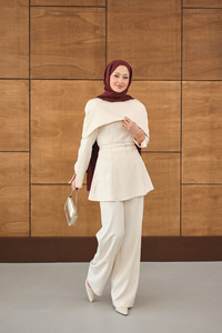 Çıkarılabilir Pelerin Detaylı Takım Krem