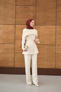 Çıkarılabilir Pelerin Detaylı Takım Krem