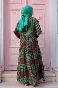 Çizgi Desenli Önden Düğmeli V Yaka Elbise Kahverengi