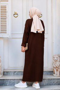 CIZGI DETAYLI TRIKO ELBISE KAHVERENGI