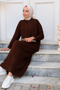 CIZGI DETAYLI TRIKO ELBISE KAHVERENGI