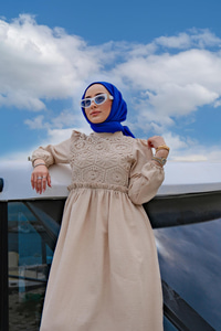 DANTEL DETAY BELI LASTIKLI ELBISE  KREM