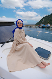 DANTEL DETAY BELI LASTIKLI ELBISE  KREM