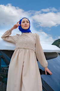 DANTEL DETAY BELI LASTIKLI ELBISE  KREM