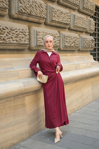 Deniz Kabuğu Broşlu Elbise Bordo