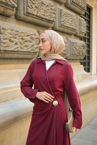 Deniz Kabuğu Broşlu Elbise Bordo