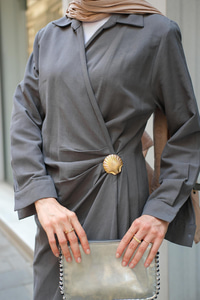 Deniz Kabuğu Broşlu Elbise Füme