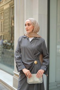 Deniz Kabuğu Broşlu Elbise Füme