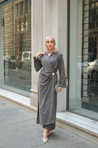 Deniz Kabuğu Broşlu Elbise Füme