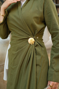 Deniz Kabuğu Broşlu Elbise Koyu Yeşil