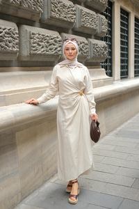 Deniz Kabuğu Broşlu Elbise Krem