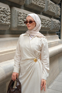 Deniz Kabuğu Broşlu Elbise Krem