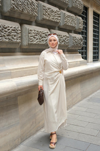 Deniz Kabuğu Broşlu Elbise Krem