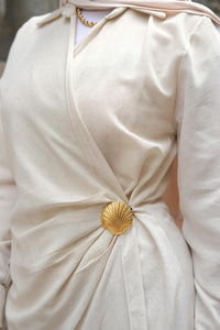 Deniz Kabuğu Broşlu Elbise Krem