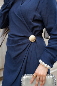 Deniz Kabuğu Broşlu Elbise Lacivert