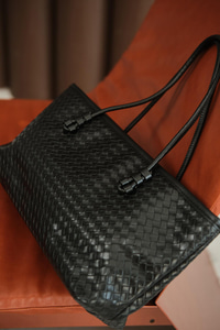 Deri Detay İşlemeli Çanta Siyah