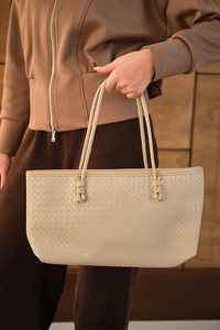 Deri Detay İşlemeli Çanta Vizon