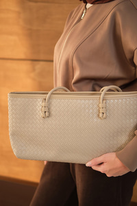 Deri Detay İşlemeli Çanta Vizon