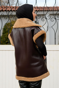 Deri Görünümlü Kürklü Yelek Acı Kahve