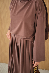 Dik Yaka Parça Detay Pantolonu Pile Detay Takım Kahverengi