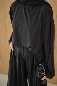 Dik Yaka Parça Detay Pantolonu Pile Detay Takım Siyah