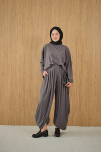 Dik Yaka Parça Detay Pantolonu Pile Detay Takım Gri